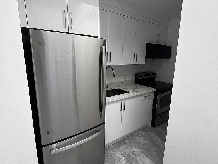 1375 Bathurst St #B — Photo 4