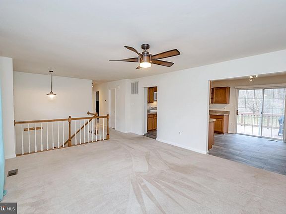 4th image of 18 Darbywood Ct