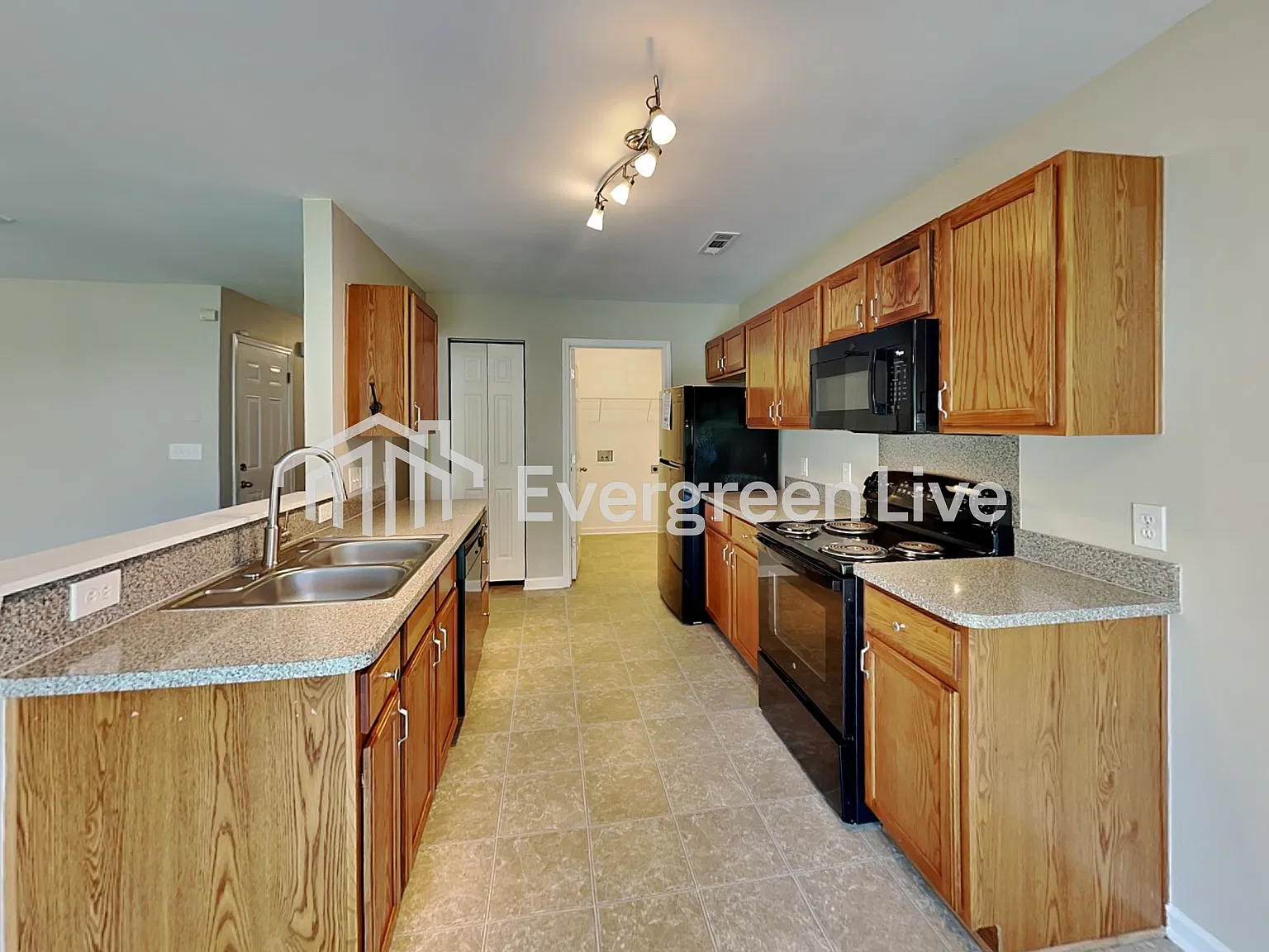 3 bed, 2.5 bath, 1701 sqft, $1,845 — Photo 4