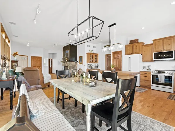 1758 Bess COURT, Oconomowoc, WI 53066