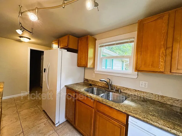 840 Maple Ave E — Photo 8