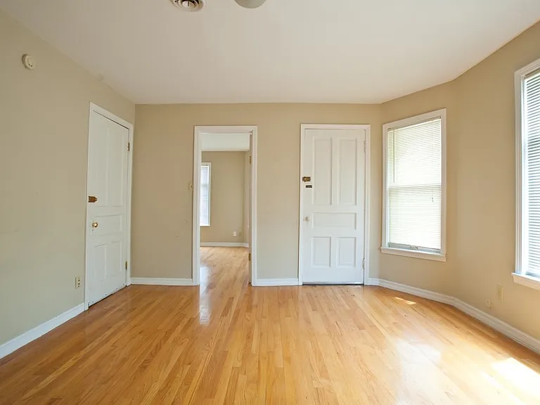 8/1-$1745 3 BR with Laundry, Upper Flat Close to Lakefront and UWM - 2431 N Farwell — Photo 2