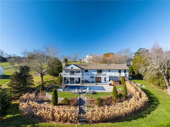 79 Peckham Ln, Middletown, RI 02842