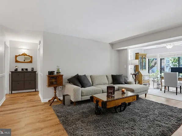 2205 Hunters Run Dr, Reston, VA 20191