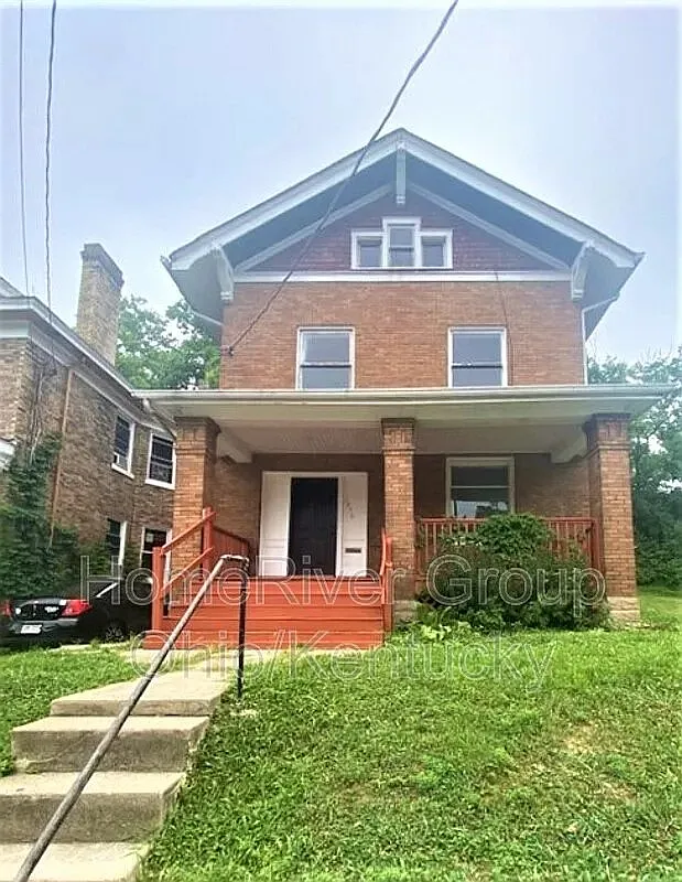 5 bed, 1.0 bath, 1952 sqft, $1,720 — Photo 1