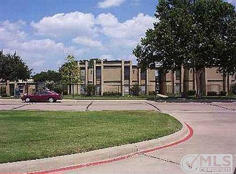 2nd image of 2401 Yorkstown Dr APT 212
