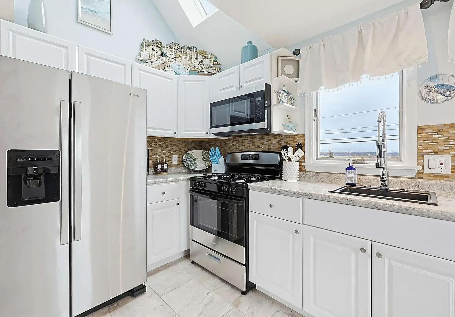 2 bed, 1.5 bath, $3,500 — Photo 3