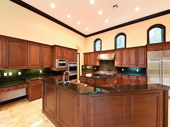 4th image of 10592 Versailles Blvd