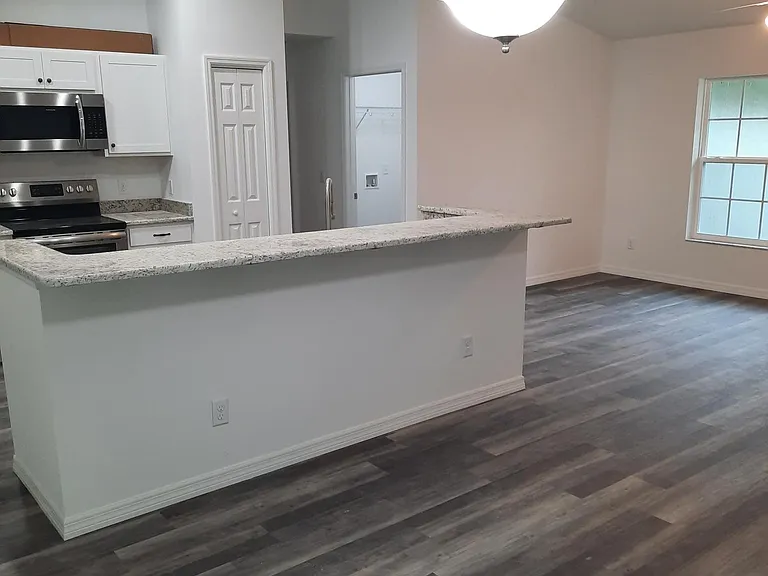 605 Howard St — Photo 4