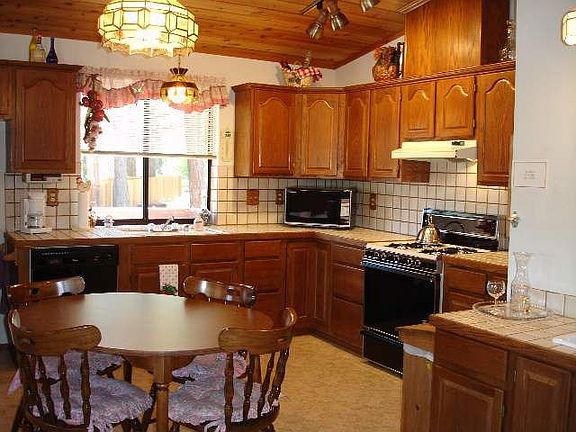 Immaculate spacious kitchen with additional wetbar