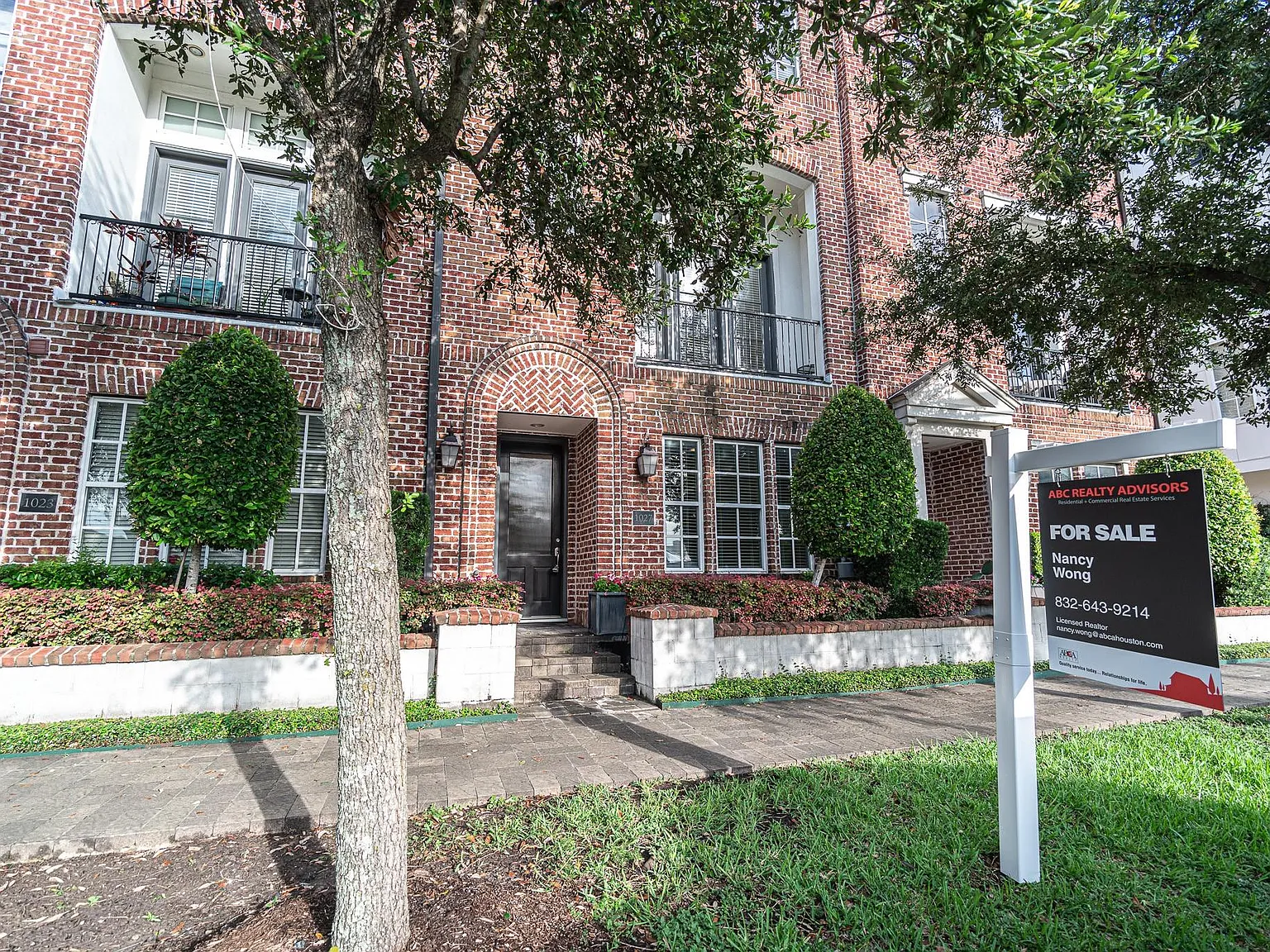 4 bed, 4.5 bath, 2800 sqft, $3,600 — Photo 2
