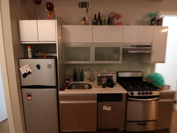 2nd image of 190 Jefferson St #1STDPLXBYD