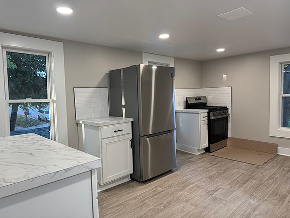 4th image of 402 Fernando St NE #4-2