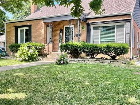 218 8th St, Wood River, IL 62095