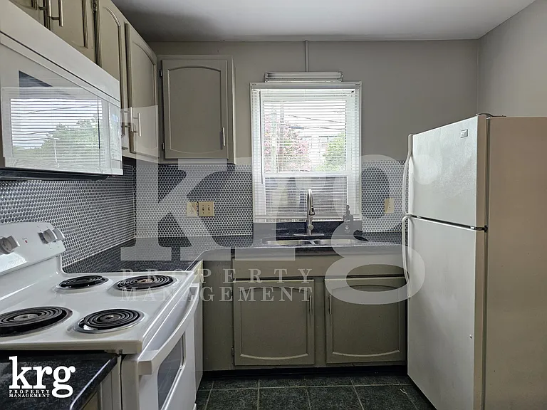 521 Tate St — Photo 4