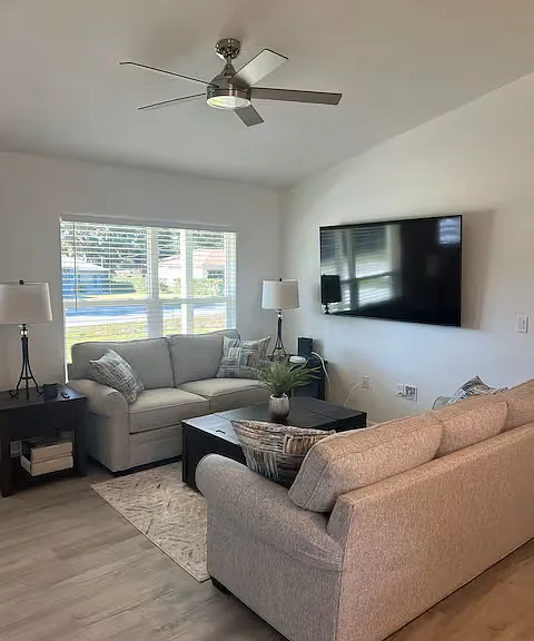 5365 NW 57th Ave — Photo 2