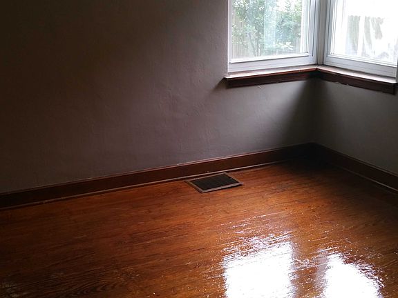 4th image of 110 S Oak St
