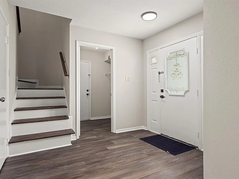 714 Regency Ct — Photo 2