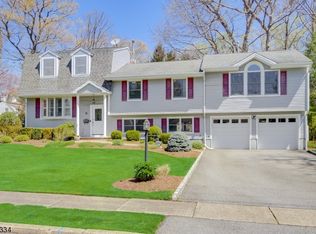 61 Cardinal Dr, Oakland, NJ 07436