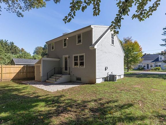 3rd image of 18 Elmira Ave #18