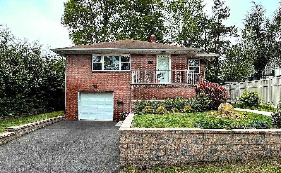 1st image of 216 Riverdale Dr