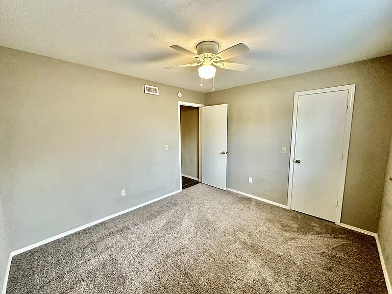 2437 W Gum St — Photo 9