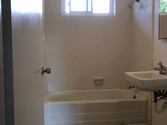 4th image of 425 E Chapel St APT D
