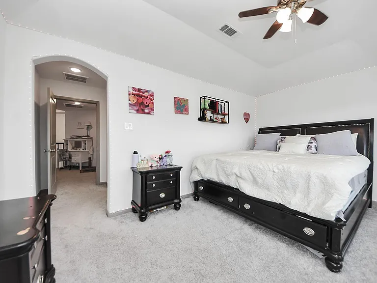 1911 Sapphire Pines Ln — Photo 33