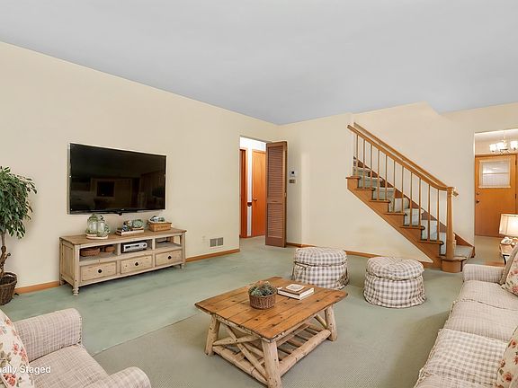 5th image of 653 Orchard Dr