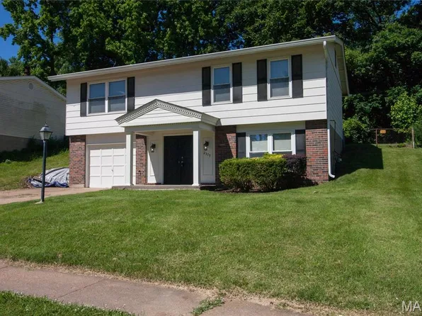 2379 Wesglen Estates Dr, Maryland Heights, MO 63043