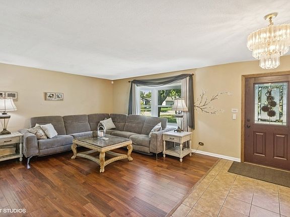 3rd image of 203 E Timberlane Dr