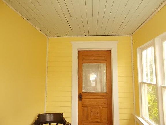 4th image of 828 Superior St