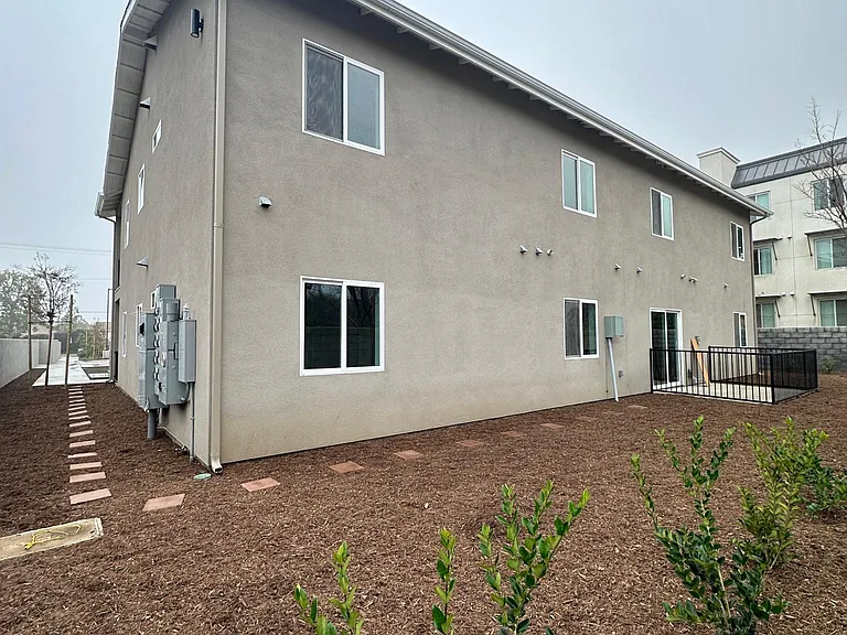 227 E Franklin Ave #G — Photo 13