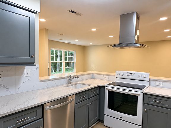 4th image of 90 Bayberry Ct