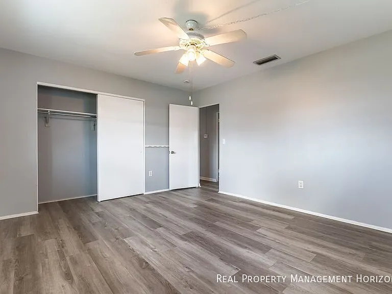 535 Oxford Dr — Photo 17