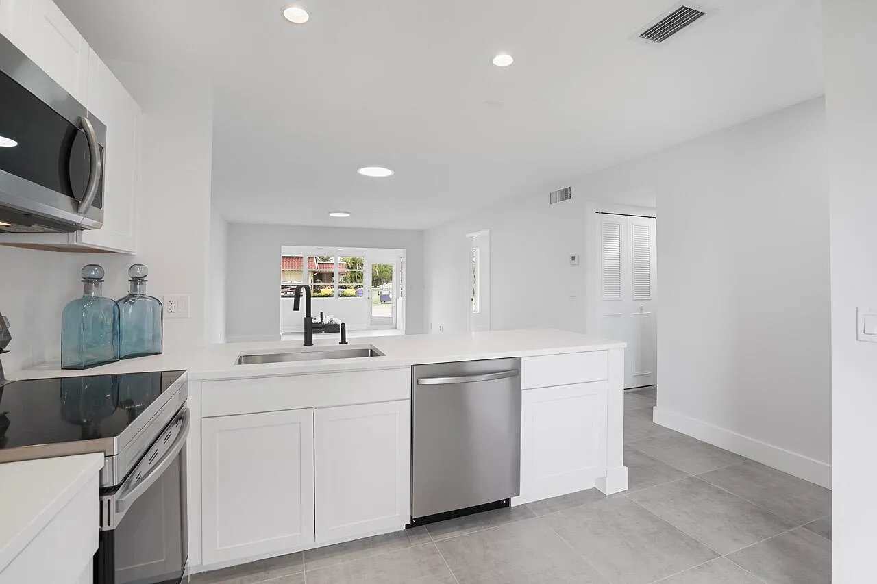 2 bed, 2.0 bath, 941 sqft, $2,300 — Photo 1