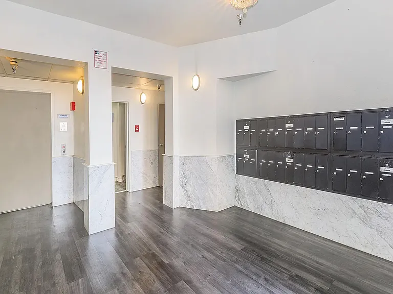 100 on 6th *Limited Time Concession: Now Offering 1 Months Free Rent* — Photo 29