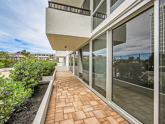 4th image of 525 N Ocean Boulevard #422