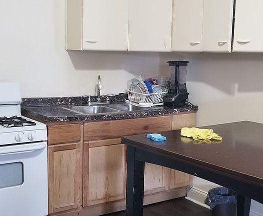 5th image of 2916 N Wisner Ave