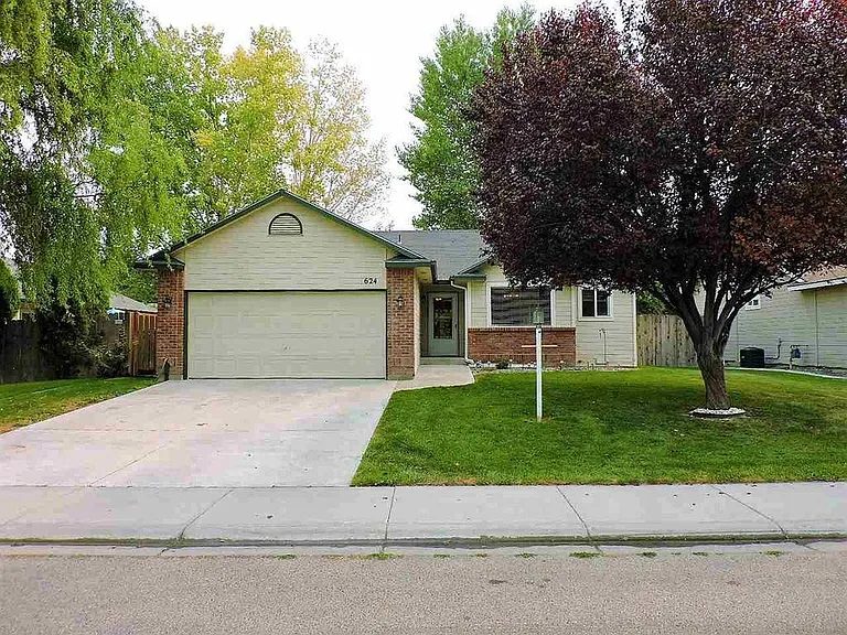 624 Alturas St — Photo 1