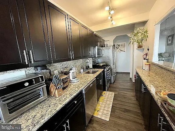 2 bed, 841 sqft, $2,200 — Photo 2