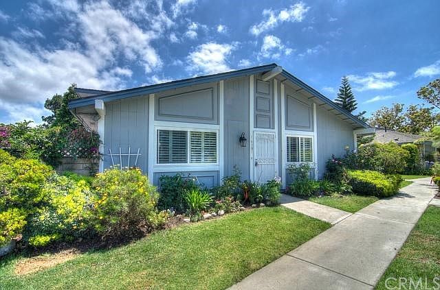 Enchanting cottage on a semi-private greenbelt, feels like a single family bungalow!