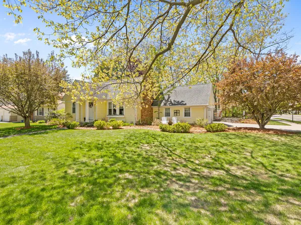 996 Colonial Ct, Holland, MI 49423
