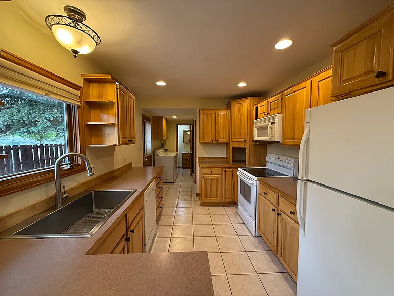 409 Clover Cir — Photo 5
