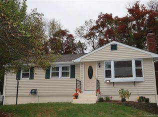 28 Martin Ct, Uncasville, CT 06382
