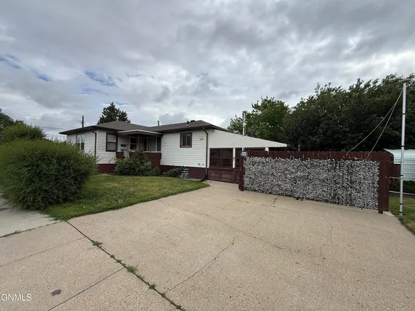 302 12th Ave SW, Mandan, ND 58554