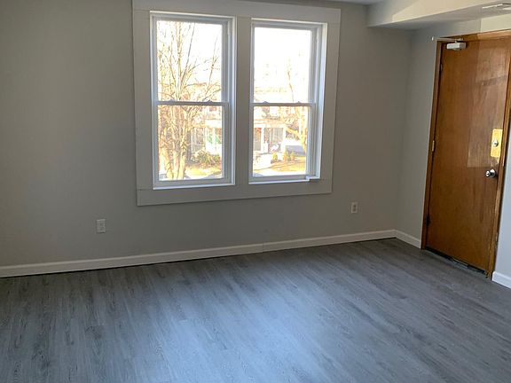 3rd image of 389 Richmond Ave #2