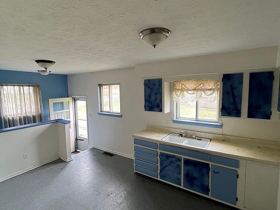 3rd image of 447 Freedom Ave NE