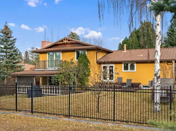 124 E Canterbury Dr SW, Calgary, AB T2W 2G1