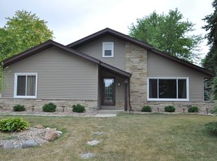 8972 S Carollton Dr, Oak Creek, WI 53154